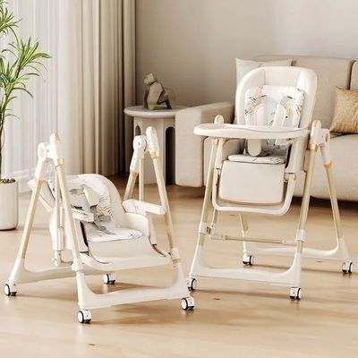 une chaise haute pour bébé et une chaise haute pour bébé dans un salon