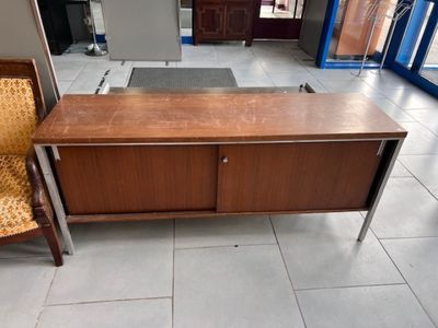 une image représentant un bureau et une chaise dans une pièce