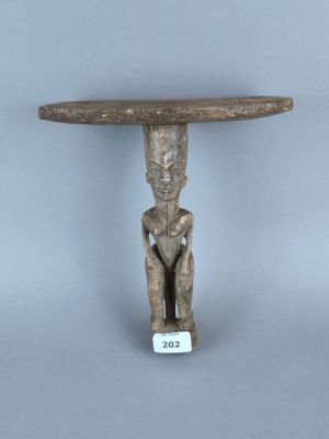 une image représentant une petite table avec un plateau en bois sur fond gris