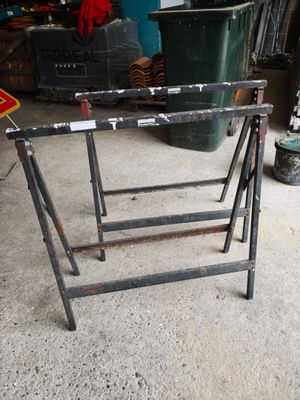 a picture of a metal table in a garage