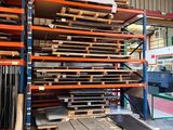 de nombreuses palettes empilées dans un entrepôt