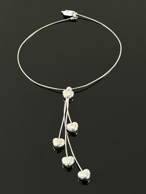 gros plan d'un collier sur une surface noire