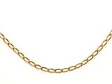 un collier à chaîne en or sur fond blanc