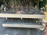 une jardinière posée sur un banc en béton