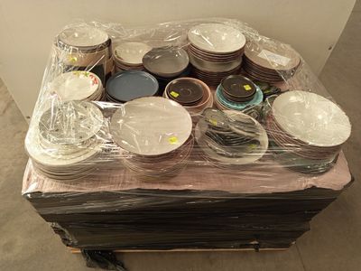 une pile d'assiettes et de bols posée sur une palette