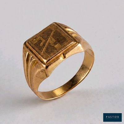 un gros plan d'une bague en or sur laquelle figure un chiffre romain