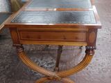 une table avec un plateau en verre