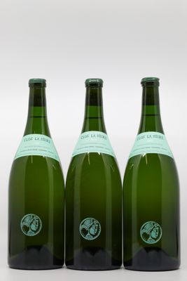 trois bouteilles de vin posées l'une à côté de l'autre sur une table