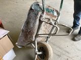 un homme poussant une brouette dans un garage