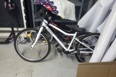 un vélo garé dans un garage