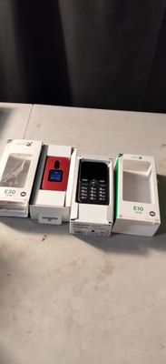 Plusieurs téléphones portables sont alignés sur une table
