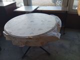 une table recouverte d'une nappe blanche, placée devant une fenêtre