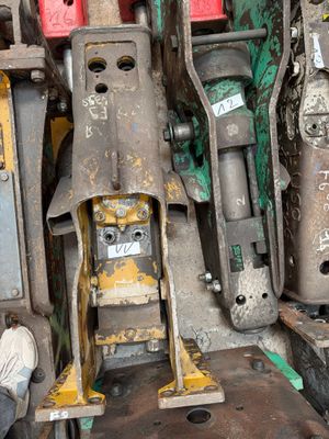 un homme travaillant sur une machine dans une usine