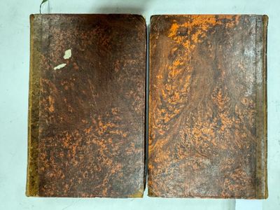 deux vieux livres posés sur une table