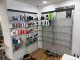 un salon de coiffure dont les étagères regorgent de produits capillaires