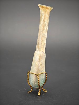 un vase en verre muni d'une anse dorée