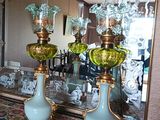 deux vases verts posés sur une table devant un miroir