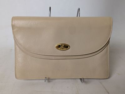 sac à main en cuir beige avec un fermoir doré sur fond blanc
