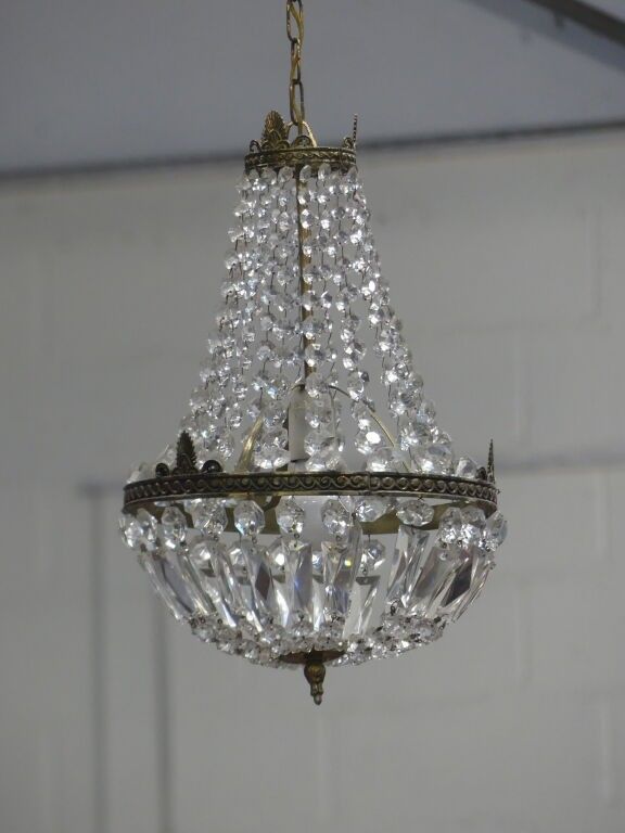 Lustre montgolfière à pampilles orné de palmettes.