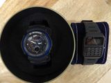 une montre et un téléphone portable posés sur une table