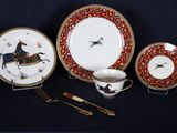 trois assiettes et une tasse ornées d'un cheval