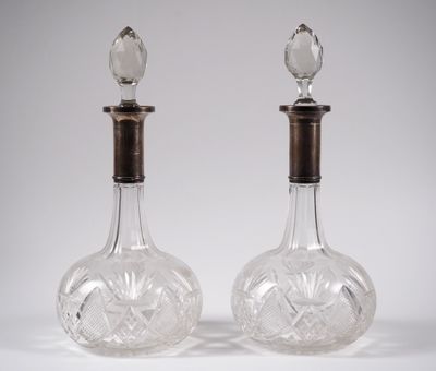 paire de carafes anciennes en verre taillé, avec bouchons en bois