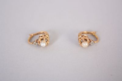 une paire de boucles d'oreilles en or ornées de perles