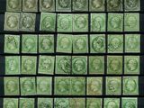 un gros plan sur une pile de timbres posés sur une table