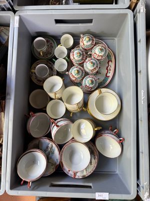 beaucoup de tasses et de soucoupes dans une boîte