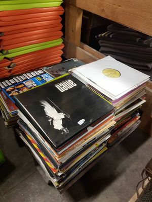 une pile de disques vinyles posée sur une table dans une pièce