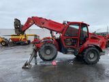 un tracteur rouge garé sur le parking