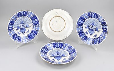 trois assiettes bleues et blanches ornées de motifs, posées sur une table