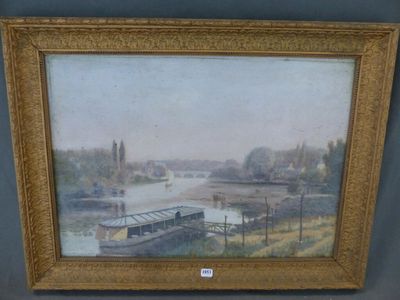 une peinture à l'huile représentant un paysage fluvial avec un pont au premier plan