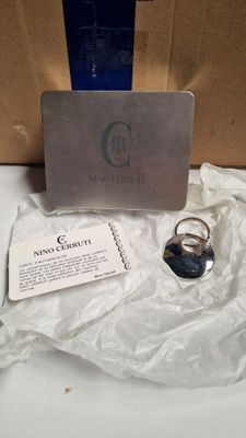 une boîte contenant une bague et une carte, posée sur une table