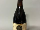 une vieille bouteille de vin posée sur une table