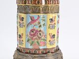 une boîte décorative ornée d'un oiseau, posée sur un socle