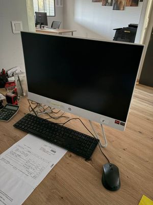 un écran d'ordinateur posé sur un bureau avec un clavier et une souris