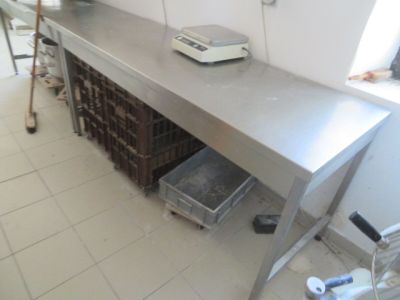 une image d'une cuisine commerciale avec des plans de travail en acier inoxydable