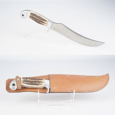 deux photos d'un couteau avec un étui en cuir posé sur une surface blanche