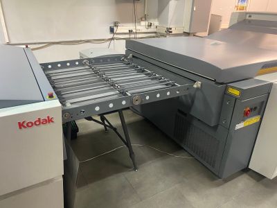 une image représentant une machine dans une usine, avec un tapis roulant