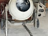 une bétonnière installée dans un bâtiment, avec une grande roue