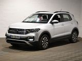 La Volkswagen T-Cross blanche est garée dans le garage.