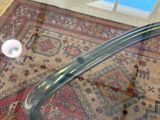 une table basse en verre avec un plateau en verre et un tapis posé au sol