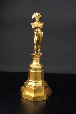 une image représentant une statue en or d'un homme sur un socle