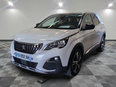 la voiture blanche est garée sur un sol en damier dans le garage