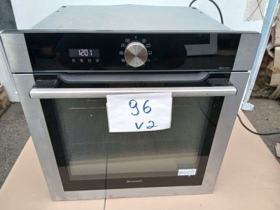 un four sur lequel est affichée une étiquette de prix