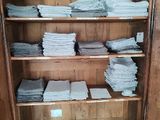 une armoire sur laquelle sont posées de nombreuses serviettes pliées