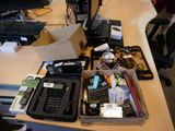 une boîte remplie d'appareils électroniques posée sur un bureau