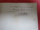 une feuille de papier écrite sur une table