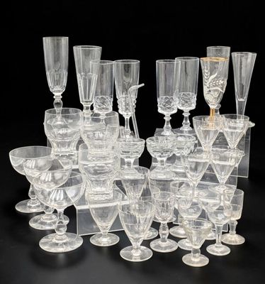 un grand nombre de verres à vin posés sur une table
